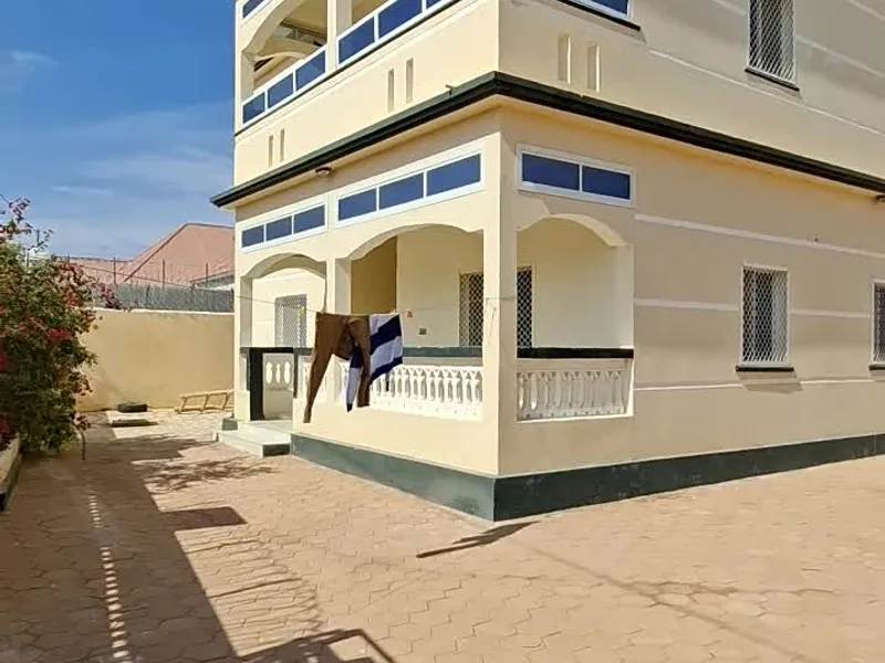 8 Bedroom House in 30ka, Garoowe — $700/mo