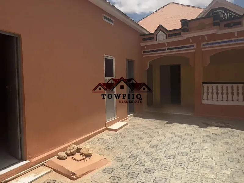 5 Bedroom Villa in Mubarak, Garoowe — $300/mo