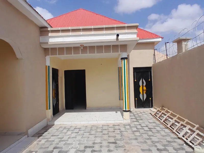 5 Bedroom Villa in Israac, Galkayo — $250/mo