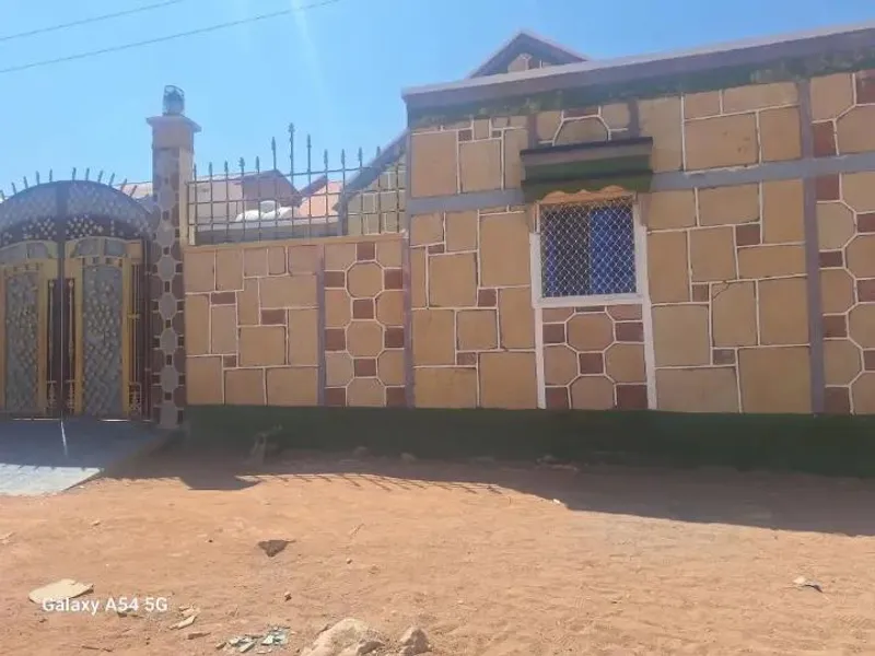 5 Bedroom Villa in Gaadhka Shacbaan, Burao — $130/mo